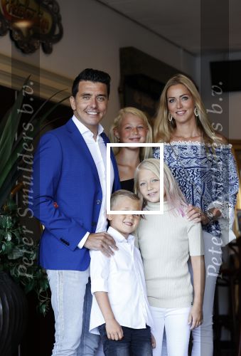 Volendam 2 juli 2020
Jan Smit krijgt koninklijke onderscheiding opgespeld door zijn vrouw Liza. Ook hun kinderen Fem Senn en Emma waren natuurlijk aanwezig.
