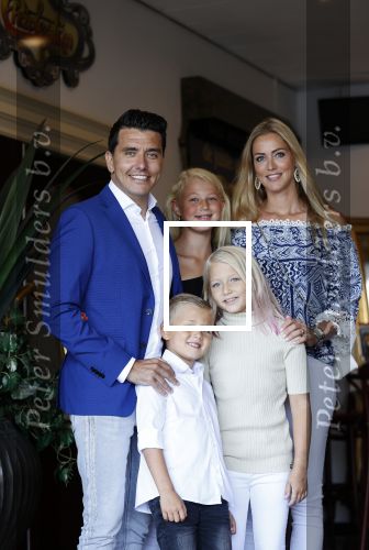 Volendam 2 juli 2020
Jan Smit krijgt koninklijke onderscheiding opgespeld door zijn vrouw Liza. Ook hun kinderen Fem Senn en Emma waren natuurlijk aanwezig.