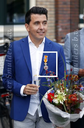 Volendam 2 juli 2020
Jan Smit krijgt koninklijke onderscheiding opgespeld door zijn vrouw Liza. Ook hun kinderen Fem Senn en Emma waren natuurlijk aanwezig.