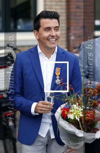 Volendam 2 juli 2020
Jan Smit krijgt koninklijke onderscheiding opgespeld door zijn vrouw Liza. Ook hun kinderen Fem Senn en Emma waren natuurlijk aanwezig.