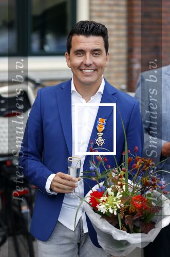 Volendam 2 juli 2020
Jan Smit krijgt koninklijke onderscheiding opgespeld door zijn vrouw Liza. Ook hun kinderen Fem Senn en Emma waren natuurlijk aanwezig.