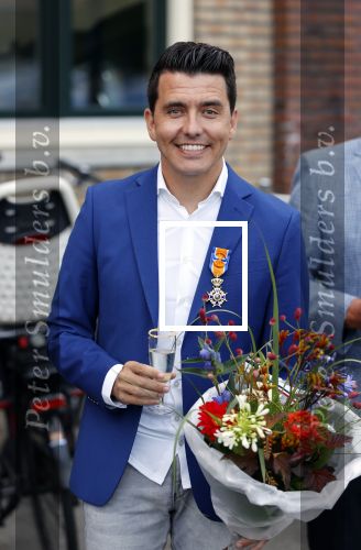 Volendam 2 juli 2020
Jan Smit krijgt koninklijke onderscheiding opgespeld door zijn vrouw Liza. Ook hun kinderen Fem Senn en Emma waren natuurlijk aanwezig.