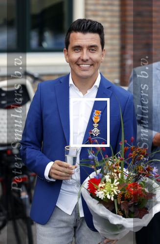 Volendam 2 juli 2020
Jan Smit krijgt koninklijke onderscheiding opgespeld door zijn vrouw Liza. Ook hun kinderen Fem Senn en Emma waren natuurlijk aanwezig.