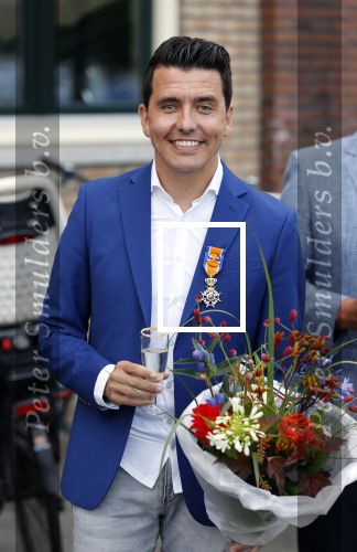 Volendam 2 juli 2020
Jan Smit krijgt koninklijke onderscheiding opgespeld door zijn vrouw Liza. Ook hun kinderen Fem Senn en Emma waren natuurlijk aanwezig.
