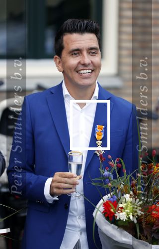 Volendam 2 juli 2020
Jan Smit krijgt koninklijke onderscheiding opgespeld door zijn vrouw Liza. Ook hun kinderen Fem Senn en Emma waren natuurlijk aanwezig.