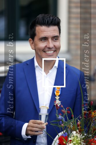 Volendam 2 juli 2020
Jan Smit krijgt koninklijke onderscheiding opgespeld door zijn vrouw Liza. Ook hun kinderen Fem Senn en Emma waren natuurlijk aanwezig.