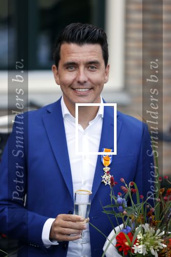 Volendam 2 juli 2020
Jan Smit krijgt koninklijke onderscheiding opgespeld door zijn vrouw Liza. Ook hun kinderen Fem Senn en Emma waren natuurlijk aanwezig.