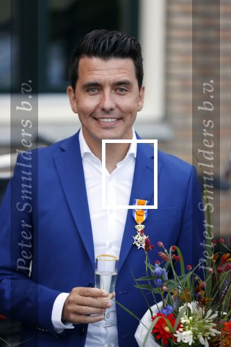 Volendam 2 juli 2020
Jan Smit krijgt koninklijke onderscheiding opgespeld door zijn vrouw Liza. Ook hun kinderen Fem Senn en Emma waren natuurlijk aanwezig.