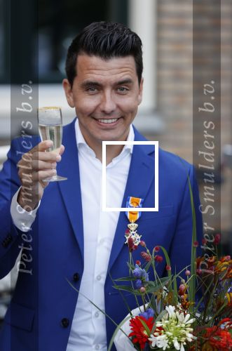 Volendam 2 juli 2020
Jan Smit krijgt koninklijke onderscheiding opgespeld door zijn vrouw Liza. Ook hun kinderen Fem Senn en Emma waren natuurlijk aanwezig.