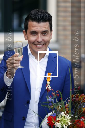 Volendam 2 juli 2020
Jan Smit krijgt koninklijke onderscheiding opgespeld door zijn vrouw Liza. Ook hun kinderen Fem Senn en Emma waren natuurlijk aanwezig.