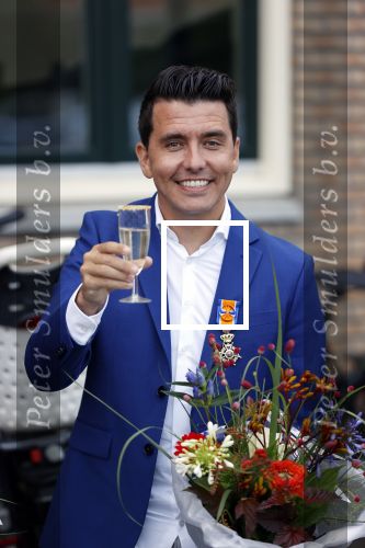 Volendam 2 juli 2020
Jan Smit krijgt koninklijke onderscheiding opgespeld door zijn vrouw Liza. Ook hun kinderen Fem Senn en Emma waren natuurlijk aanwezig.