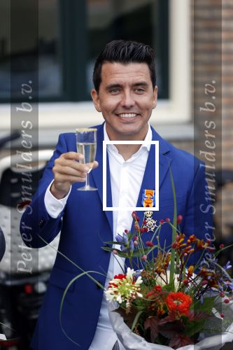 Volendam 2 juli 2020
Jan Smit krijgt koninklijke onderscheiding opgespeld door zijn vrouw Liza. Ook hun kinderen Fem Senn en Emma waren natuurlijk aanwezig.