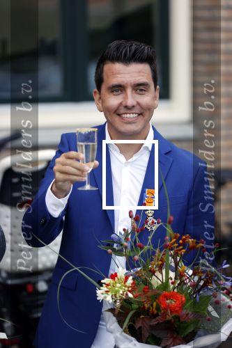 Volendam 2 juli 2020
Jan Smit krijgt koninklijke onderscheiding opgespeld door zijn vrouw Liza. Ook hun kinderen Fem Senn en Emma waren natuurlijk aanwezig.