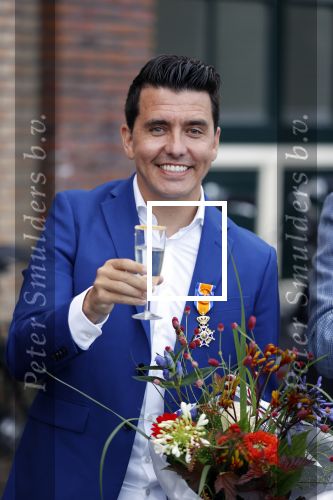 Volendam 2 juli 2020
Jan Smit krijgt koninklijke onderscheiding opgespeld door zijn vrouw Liza. Ook hun kinderen Fem Senn en Emma waren natuurlijk aanwezig.