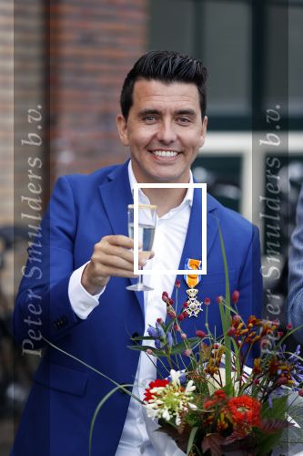 Volendam 2 juli 2020
Jan Smit krijgt koninklijke onderscheiding opgespeld door zijn vrouw Liza. Ook hun kinderen Fem Senn en Emma waren natuurlijk aanwezig.
