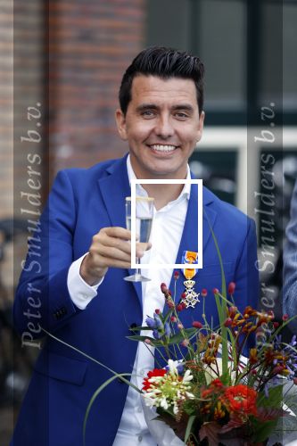Volendam 2 juli 2020
Jan Smit krijgt koninklijke onderscheiding opgespeld door zijn vrouw Liza. Ook hun kinderen Fem Senn en Emma waren natuurlijk aanwezig.