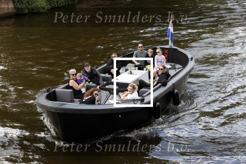 Amsterdam 12 juli 2020
Johnny Heitinga met zijn vrouw Charlotte Sophie kindeen en familie op hun nieuwe sloep/boot in de grachten van Amsterdam.