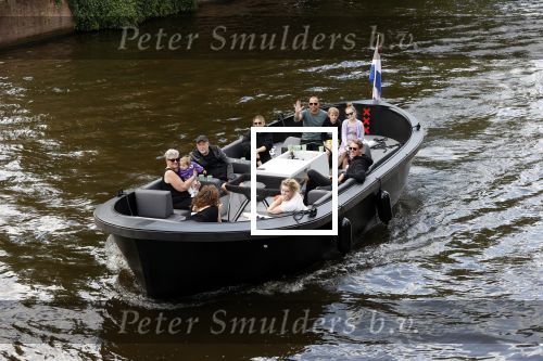 Amsterdam 12 juli 2020
Johnny Heitinga met zijn vrouw Charlotte Sophie kindeen en familie op hun nieuwe sloep/boot in de grachten van Amsterdam.