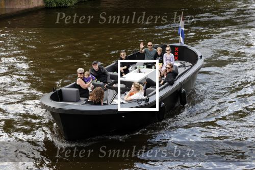 Amsterdam 12 juli 2020
Johnny Heitinga met zijn vrouw Charlotte Sophie kindeen en familie op hun nieuwe sloep/boot in de grachten van Amsterdam.