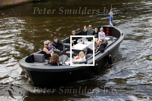 Amsterdam 12 juli 2020
Johnny Heitinga met zijn vrouw Charlotte Sophie kindeen en familie op hun nieuwe sloep/boot in de grachten van Amsterdam.