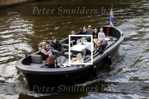 Amsterdam 12 juli 2020
Johnny Heitinga met zijn vrouw Charlotte Sophie kindeen en familie op hun nieuwe sloep/boot in de grachten van Amsterdam.