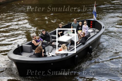 Amsterdam 12 juli 2020
Johnny Heitinga met zijn vrouw Charlotte Sophie kindeen en familie op hun nieuwe sloep/boot in de grachten van Amsterdam.
