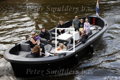 Amsterdam 12 juli 2020
Johnny Heitinga met zijn vrouw Charlotte Sophie kindeen en familie op hun nieuwe sloep/boot in de grachten van Amsterdam.