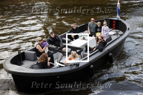 Amsterdam 12 juli 2020
Johnny Heitinga met zijn vrouw Charlotte Sophie kindeen en familie op hun nieuwe sloep/boot in de grachten van Amsterdam.