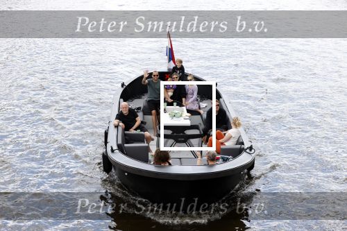 Amsterdam 12 juli 2020
Johnny Heitinga met zijn vrouw Charlotte Sophie kindeen en familie op hun nieuwe sloep/boot in de grachten van Amsterdam.