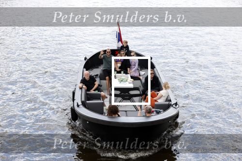 Amsterdam 12 juli 2020
Johnny Heitinga met zijn vrouw Charlotte Sophie kindeen en familie op hun nieuwe sloep/boot in de grachten van Amsterdam.