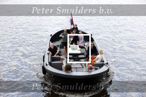 Amsterdam 12 juli 2020
Johnny Heitinga met zijn vrouw Charlotte Sophie kindeen en familie op hun nieuwe sloep/boot in de grachten van Amsterdam.
