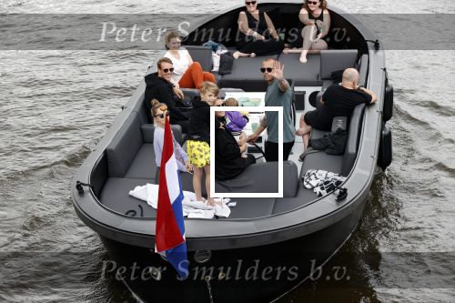 Amsterdam 12 juli 2020
Johnny Heitinga met zijn vrouw Charlotte Sophie kindeen en familie op hun nieuwe sloep/boot in de grachten van Amsterdam.