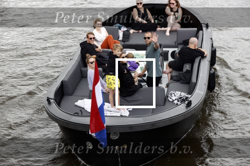 Amsterdam 12 juli 2020
Johnny Heitinga met zijn vrouw Charlotte Sophie kindeen en familie op hun nieuwe sloep/boot in de grachten van Amsterdam.