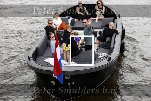 Amsterdam 12 juli 2020
Johnny Heitinga met zijn vrouw Charlotte Sophie kindeen en familie op hun nieuwe sloep/boot in de grachten van Amsterdam.