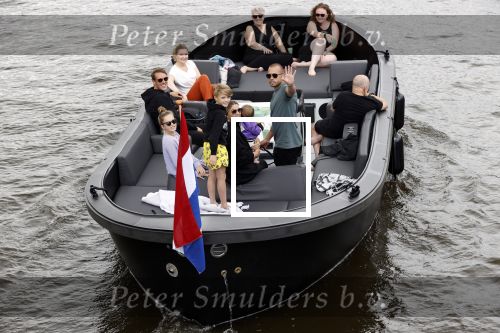 Amsterdam 12 juli 2020
Johnny Heitinga met zijn vrouw Charlotte Sophie kindeen en familie op hun nieuwe sloep/boot in de grachten van Amsterdam.