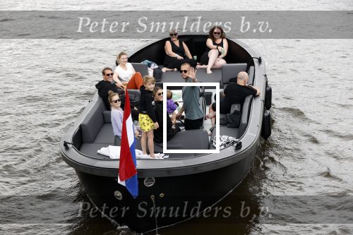 Amsterdam 12 juli 2020
Johnny Heitinga met zijn vrouw Charlotte Sophie kindeen en familie op hun nieuwe sloep/boot in de grachten van Amsterdam.