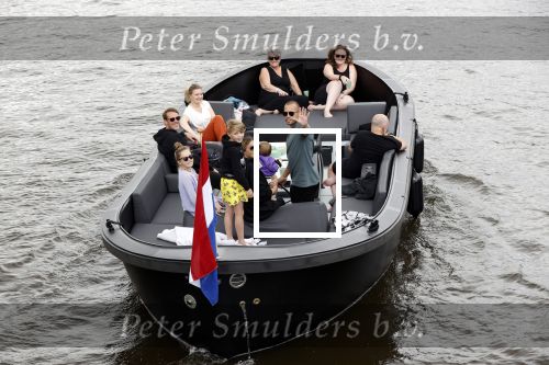 Amsterdam 12 juli 2020
Johnny Heitinga met zijn vrouw Charlotte Sophie kindeen en familie op hun nieuwe sloep/boot in de grachten van Amsterdam.