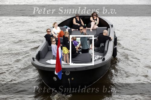 Amsterdam 12 juli 2020
Johnny Heitinga met zijn vrouw Charlotte Sophie kindeen en familie op hun nieuwe sloep/boot in de grachten van Amsterdam.