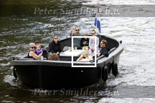 Amsterdam 12 juli 2020
Johnny Heitinga met zijn vrouw Charlotte Sophie kindeen en familie op hun nieuwe sloep/boot in de grachten van Amsterdam.