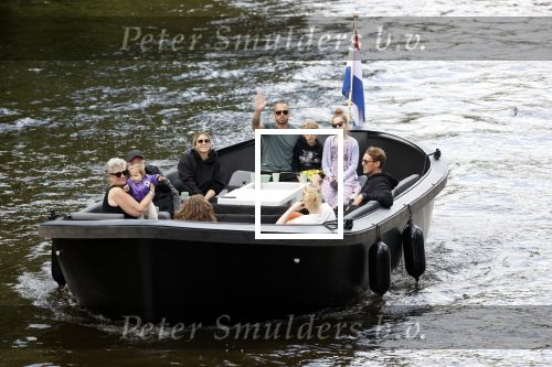 Amsterdam 12 juli 2020
Johnny Heitinga met zijn vrouw Charlotte Sophie kindeen en familie op hun nieuwe sloep/boot in de grachten van Amsterdam.