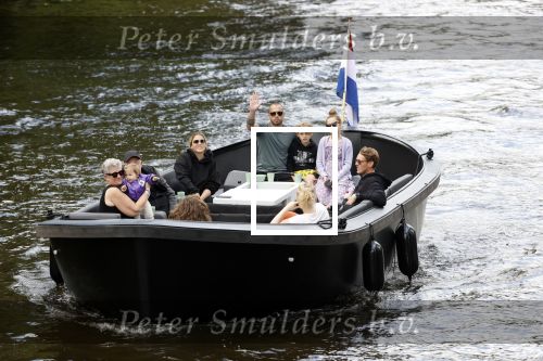Amsterdam 12 juli 2020
Johnny Heitinga met zijn vrouw Charlotte Sophie kindeen en familie op hun nieuwe sloep/boot in de grachten van Amsterdam.