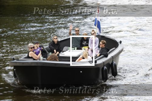 Amsterdam 12 juli 2020
Johnny Heitinga met zijn vrouw Charlotte Sophie kindeen en familie op hun nieuwe sloep/boot in de grachten van Amsterdam.