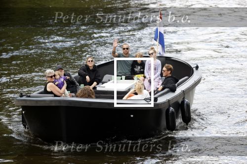 Amsterdam 12 juli 2020
Johnny Heitinga met zijn vrouw Charlotte Sophie kindeen en familie op hun nieuwe sloep/boot in de grachten van Amsterdam.