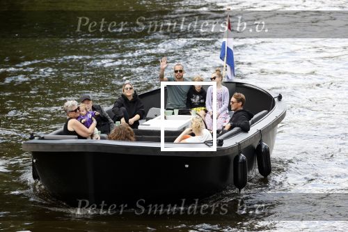 Amsterdam 12 juli 2020
Johnny Heitinga met zijn vrouw Charlotte Sophie kindeen en familie op hun nieuwe sloep/boot in de grachten van Amsterdam.