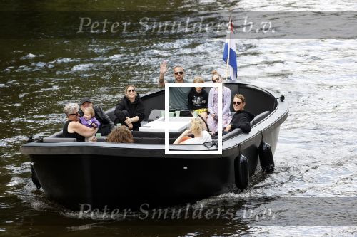 Amsterdam 12 juli 2020
Johnny Heitinga met zijn vrouw Charlotte Sophie kindeen en familie op hun nieuwe sloep/boot in de grachten van Amsterdam.
