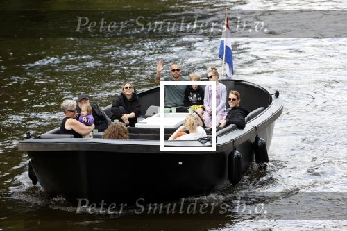 Amsterdam 12 juli 2020
Johnny Heitinga met zijn vrouw Charlotte Sophie kindeen en familie op hun nieuwe sloep/boot in de grachten van Amsterdam.
