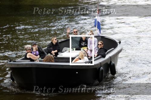 Amsterdam 12 juli 2020
Johnny Heitinga met zijn vrouw Charlotte Sophie kindeen en familie op hun nieuwe sloep/boot in de grachten van Amsterdam.