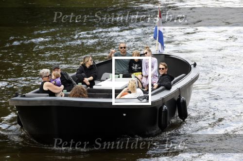 Amsterdam 12 juli 2020
Johnny Heitinga met zijn vrouw Charlotte Sophie kindeen en familie op hun nieuwe sloep/boot in de grachten van Amsterdam.
