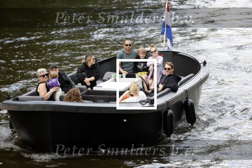 Amsterdam 12 juli 2020
Johnny Heitinga met zijn vrouw Charlotte Sophie kindeen en familie op hun nieuwe sloep/boot in de grachten van Amsterdam.