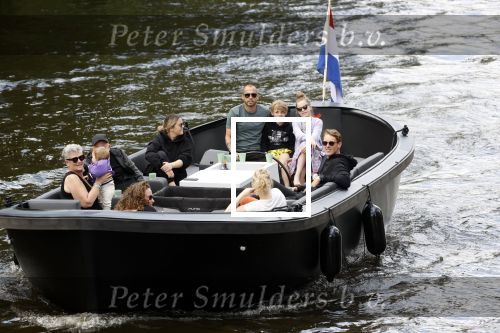Amsterdam 12 juli 2020
Johnny Heitinga met zijn vrouw Charlotte Sophie kindeen en familie op hun nieuwe sloep/boot in de grachten van Amsterdam.